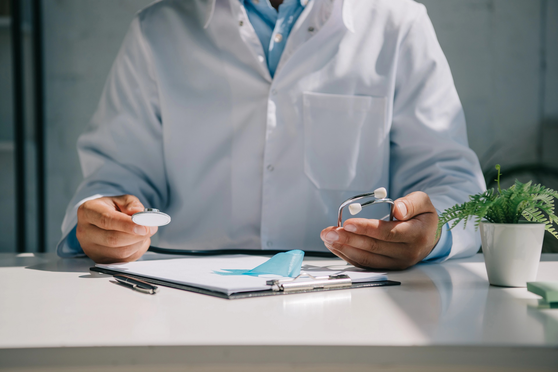 doctor en su consultorio
